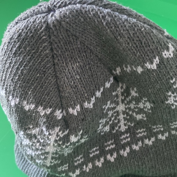 Fleece-lined snowflake grey beanie - Picture 5 of 15